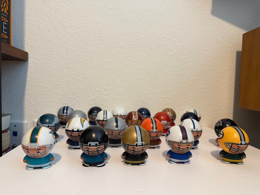 22 A&A Coin Machine Parkway Machine 2" NFL 2012 Capsule Figures diff teams
